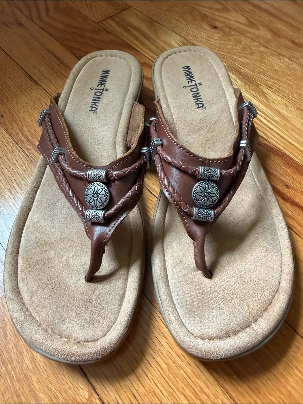 Minnetonka Brown Leather Beaded Thong Flip Flop Sandals Women’s Size 9